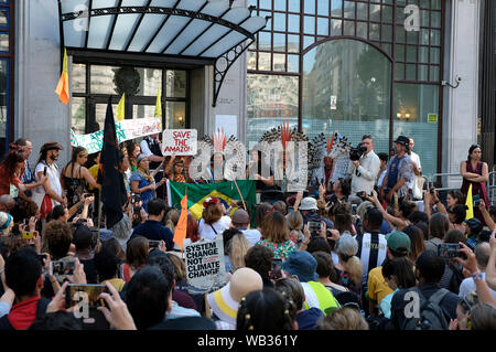 London, Großbritannien. 23 Aug, 2019. Aussterben Rebellion Aktivistinnen blockierten die Straße vor der Brasilianischen Botschaft in London. Aussterben Rebellion Umweltaktivisten außerhalb der Brasilianischen Botschaft in London Bewußtsein von Bränden, die verheerenden Auswirkungen, die die Amazon aufgeworfen werden, gesammelt. Sie fordern internationalen Druck der G7 zu zwingen Bolsonaro Regierung die Brände unter Kontrolle zu halten und der Amazonas Regenwald Schutz und die Indigenen leben garantieren. Credit: SOPA Images Limited/Alamy leben Nachrichten Stockfoto