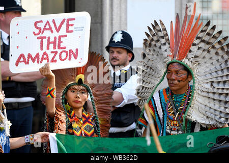 London, Großbritannien. 23 Aug, 2019. Indigene aus Brasilien sind außerhalb der Brasilianischen Botschaft in London gesehen. Aussterben Rebellion Umweltaktivisten außerhalb der Brasilianischen Botschaft in London Bewußtsein von Bränden, die verheerenden Auswirkungen, die die Amazon aufgeworfen werden, gesammelt. Sie fordern internationalen Druck der G7 zu zwingen, die Bolsonaro Regierung die Brände unter Kontrolle zu halten und der Amazonas Regenwald Schutz und die Indigenen leben garantieren. Credit: SOPA Images Limited/Alamy leben Nachrichten Stockfoto