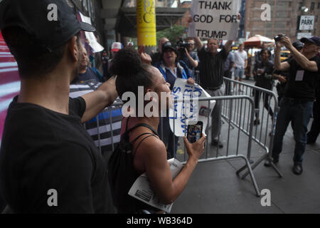 13. August 2019: Demonstranten gezeigt protestieren gegen Greyhound Corporation und Eis (Einreise Zoll- und Durchsetzung) und konfrontieren, anti-Demonstranten und Trump Unterstützer am Port Authority Bus Terminal in der 42. und 8. Avenue in New York, New York. Über 100 Aktivistinnen aus einer Koalition von Gruppen einschließlich Feuer (für ausländische Flüchtlinge überall Kämpfen) Greyhound, EIS Agenten ihre Busse 'suchen für Migranten zu protestiert", sagten Beamte. Credit: Brian Zweig Preis/ZUMA Draht/Alamy leben Nachrichten Stockfoto