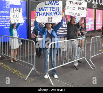 August 23, 2019: Trumpf Unterstützer und anti-Demonstranten während eines Protestes gegen Greyhound Corporation und Eis (Einreise Zoll- und Durchsetzung) am Port Authority Bus Terminal in der 42. und 8. Avenue in New York, New York, angezeigt. Über 100 Aktivistinnen aus einer Koalition von Gruppen einschließlich Feuer (für ausländische Flüchtlinge überall Kämpfen) Greyhound, EIS Agenten ihre Busse 'suchen für Migranten zu protestiert", sagten Beamte. Credit: Brian Zweig Preis/ZUMA Draht/Alamy leben Nachrichten Stockfoto