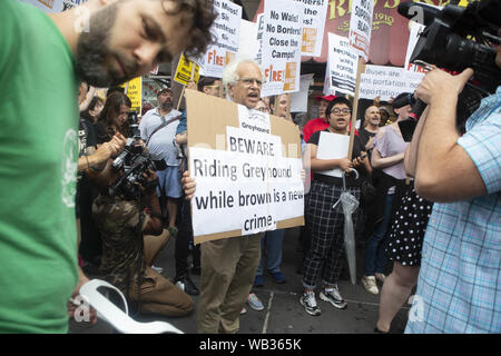 August 23, 2019: ein Demonstrator gezeigt protestieren gegen Greyhound Corporation und Eis (Einreise Zoll- und Durchsetzung) am Port Authority Bus Terminal in der 42. und 8. Avenue in New York, New York. Über 100 Aktivistinnen aus einer Koalition von Gruppen einschließlich Feuer (für ausländische Flüchtlinge überall Kämpfen) Greyhound, EIS Agenten ihre Busse 'suchen für Migranten zu protestiert", sagten Beamte. Credit: Brian Zweig Preis/ZUMA Draht/Alamy leben Nachrichten Stockfoto