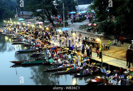 Allgemeine Ansicht der Khlong Hae Floating Market bei Sonnenuntergang Stockfoto