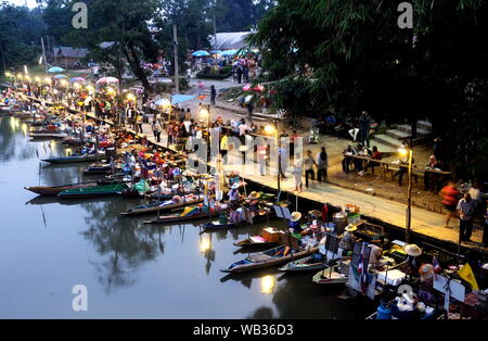 Allgemeine Ansicht der Khlong Hae Floating Market bei Sonnenuntergang Stockfoto