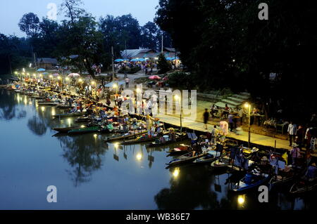 Allgemeine Ansicht der Khlong Hae Floating Market bei Sonnenuntergang Stockfoto