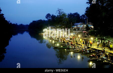 Allgemeine Ansicht der Khlong Hae Floating Market bei Sonnenuntergang Stockfoto