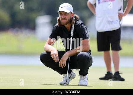 Atlanta, Georgia, USA. 23 Aug, 2019. Tommy Fleetwood richtet einen Schlag am 8. grün während der zweiten Runde der 2019 Tour Championship im East Lake Golf Club. Credit: Debby Wong/ZUMA Draht/Alamy leben Nachrichten Stockfoto