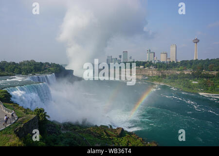 Niagara Falls, NY: Blick auf einen Regenbogen über den Niagara Schlucht, von der Aussicht Punkt Aussichtsturm in der Niagara Falls State Park. Stockfoto