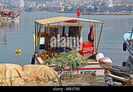 Fischer Flicken der Netze auf seinem Boot in Kusadasi, Türkei Stockfoto