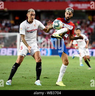 Granada CF Player, Alvaro Vadillo und Sevilla FC player, Ocampo in Aktion während der Liga Santander Match zwischen Granada CF und FC Sevilla. (Final Score: Granada CF 0:1 FC Sevilla) Stockfoto