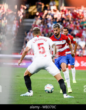 Granada CF Player, Alvaro Vadillo (l), die in Aktion während der Liga Santander Match zwischen Granada CF und FC Sevilla. (Final Score: Granada CF 0:1 FC Sevilla) Stockfoto