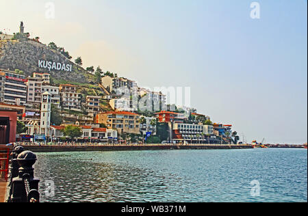 Kusadasi Zeichen auf einem Hügel oberhalb von bunten Stadt Gebäude Stockfoto