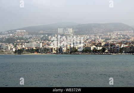 Die Küste von Kusadasi, Türkei an einem nebligen Tag Stockfoto