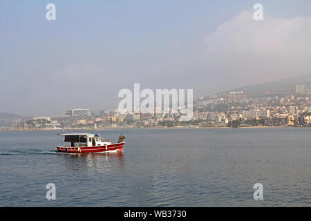 Angeln Boot mit der Stadt Kusadasi, Türkei im Hintergrund Stockfoto