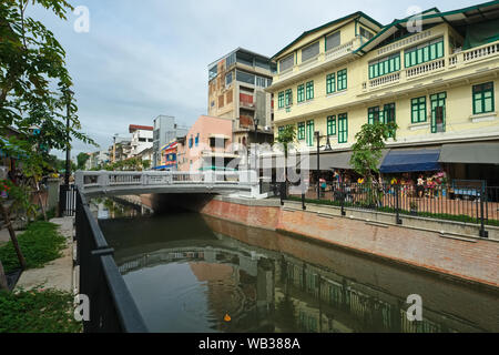 Ein traditionelles Haus in der Thai-Chinese Saphan Han, eine Brücke über Klong (Kanal) Ong Ang, in Pahurat/Chinatown, einem kommerziellen Bereich in Bangkok, Thailand Stockfoto