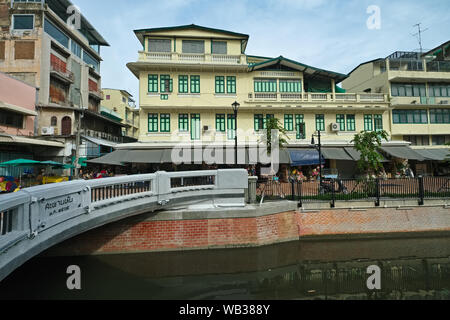 Ein traditionelles Haus in der Thai-Chinese Saphan Han, eine Brücke über Klong (Kanal) Ong Ang, in Pahurat/Chinatown, einem kommerziellen Bereich in Bangkok, Thailand Stockfoto