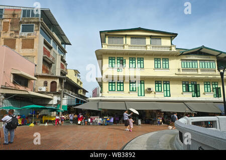 Ein traditionelles Haus in der Thai-Chinese Saphan Han, eine Brücke über Klong (Kanal) Ong Ang, in Pahurat/Chinatown, einem kommerziellen Bereich in Bangkok, Thailand Stockfoto