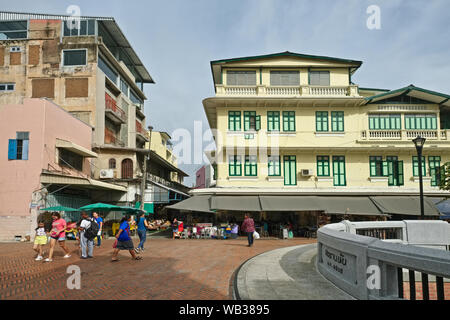 Ein traditionelles Haus in der Thai-Chinese Saphan Han, eine Brücke über Klong (Kanal) Ong Ang, in Pahurat/Chinatown, einem kommerziellen Bereich in Bangkok, Thailand Stockfoto