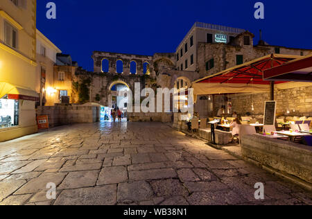 Der Diokletianspalast und Restaurants, Split, Kroatien, Europa Stockfoto