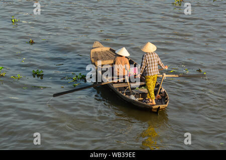 Frau Rudern mit dem Boot auf dem Mekong Fluss in Nga Nam Bezirk, Soc Trang, Vietnam. Stockfoto