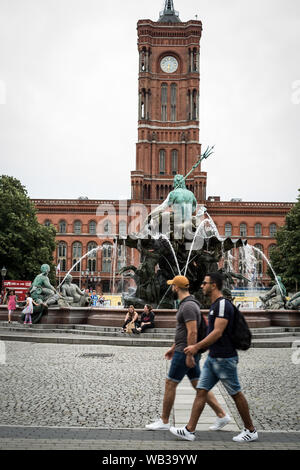 Berlin, Deutschland. 23 Aug, 2019. BERLIN, DEUTSCHLAND - 23 August Touristen im Zentrum von Berlin. Am 23. August 2019 in Berlin Deutschland (Foto von Andrea Ronchini/Pacific Press) Quelle: Pacific Press Agency/Alamy leben Nachrichten Stockfoto