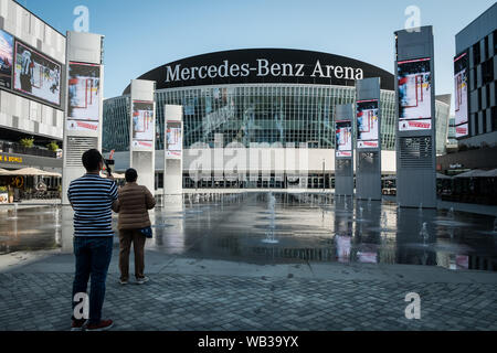 Berlin, Deutschland. 23 Aug, 2019. BERLIN, DEUTSCHLAND - 23 August Touristen fotografieren die Mercedes Benz Arena. Am 23. August 2019 in Berlin Deutschland (Foto von Andrea Ronchini/Pacific Press) Quelle: Pacific Press Agency/Alamy leben Nachrichten Stockfoto