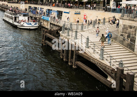 Berlin, Deutschland. 23 Aug, 2019. BERLIN, DEUTSCHLAND - 23 August ein Ausflug Schiff überquert die Spree im Sommer Wetter. Am 23. August 2019 in Berlin Deutschland (Foto von Andrea Ronchini/Pacific Press) Quelle: Pacific Press Agency/Alamy leben Nachrichten Stockfoto