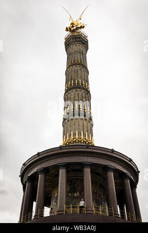 Berlin, Deutschland. 23 Aug, 2019. BERLIN, DEUTSCHLAND - 23 August die Sonne scheint über die Victoria der Berliner Siegessäule. Das Victoria ist auch 'Goldelse' im Berliner Volksmund. Am 23. August 2019 in Berlin Deutschland (Foto von Andrea Ronchini/Pacific Press) Quelle: Pacific Press Agency/Alamy leben Nachrichten Stockfoto