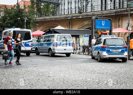 Berlin, Deutschland. 23 Aug, 2019. BERLIN, DEUTSCHLAND - 23 August eine Polizeistation in der zentralen Alexanderplatz. Am 23. August 2019 in Berlin Deutschland (Foto von Andrea Ronchini/Pacific Press) Quelle: Pacific Press Agency/Alamy leben Nachrichten Stockfoto