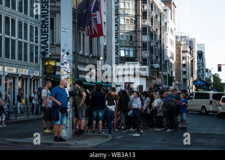 Berlin, Deutschland. 23 Aug, 2019. BERLIN, DEUTSCHLAND - 23 August zahlreiche Menschen auf der Straße sind am Checkpoint Charlie während des Tages. Am ehemaligen Grenzübergang für Diplomaten in Berlin, amerikanische und sowjetische Panzer einander gegenübergestellt wurde nach dem Fall der Mauer vor 58 Jahren gebaut. Seit vielen Jahren ist die freien Flächen im Bereich haben vorläufig verwendet worden. Am 23. August 2019 in Berlin Deutschland (Foto von Andrea Ronchini/Pacific Press) Quelle: Pacific Press Agency/Alamy leben Nachrichten Stockfoto