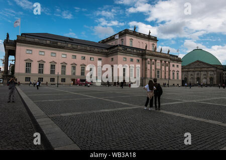 Berlin, Deutschland. 23 Aug, 2019. BERLIN, DEUTSCHLAND - 23 August Touristen bewundern Sie eine der vielen Paläste im Zentrum von Berlin. Am 23. August 2019 in Berlin Deutschland (Foto von Andrea Ronchini/Pacific Press) Quelle: Pacific Press Agency/Alamy leben Nachrichten Stockfoto