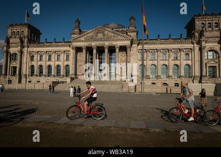 Berlin, Deutschland. 23 Aug, 2019. BERLIN, DEUTSCHLAND - 23. August. Die deutsche Fahnen wehen auf dem Reichstag. Der Reichstag ist der Sitz des Bundestages, der Deutsche Bundestag, und ist auch ein beliebtes Urlaubsziel am 23 August, 2019 in Berlin Deutschland (Foto von Andrea Ronchini/Pacific Press) Quelle: Pacific Press Agency/Alamy leben Nachrichten Stockfoto