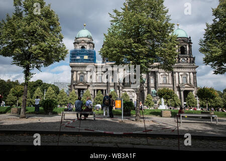 Berlin, Deutschland. 23 Aug, 2019. BERLIN, DEUTSCHLAND - 23 August steht die Sonne über den Berliner Dom. Die Hälfte der Tag war regnerisch und am Nachmittag geklärt. Am 23. August 2019 in Berlin Deutschland (Foto von Andrea Ronchini/Pacific Press) Quelle: Pacific Press Agency/Alamy leben Nachrichten Stockfoto