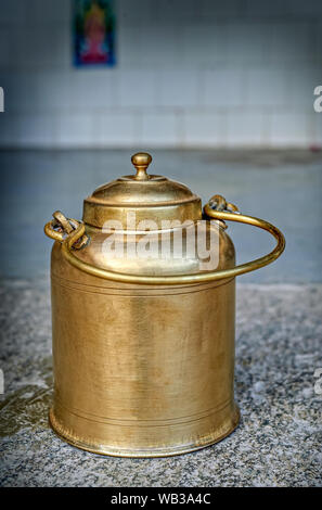 01-Jan-2009 - Vintage-Brass Utensill von saurashtra Gujarat Indien Asien Stockfoto