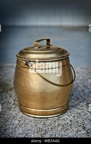 01-Jan-2009 - Vintage-Brass Utensill von saurashtra Gujarat Indien Asien Stockfoto