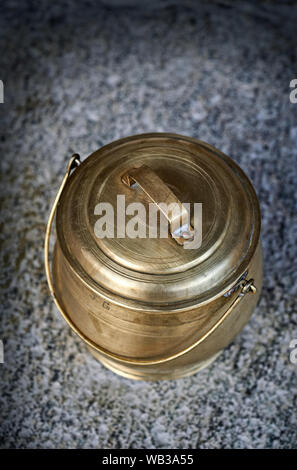 01-Jan-2009 - Vintage-Brass Utensill von saurashtra Gujarat Indien Asien Stockfoto