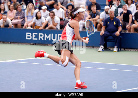 New York, USA. 23 Aug, 2019. Peng Shuai von China wieder auf Nicole Gibbs der Vereinigten Staaten während einer dritten Runde Qualifikation an der 2019 US Open in New York, USA, 23.08.2019. Credit: Li Muzi/Xinhua/Alamy leben Nachrichten Stockfoto
