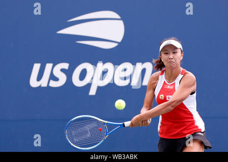 New York, USA. 23 Aug, 2019. Peng Shuai von China wieder auf Nicole Gibbs der Vereinigten Staaten während einer dritten Runde Qualifikation an der 2019 US Open in New York, USA, 23.08.2019. Credit: Li Muzi/Xinhua/Alamy leben Nachrichten Stockfoto