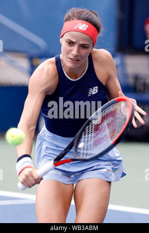 New York, USA. 23 Aug, 2019. Nicole Gibbs der Vereinigten Staaten wieder Peng Shuai von China während einer dritten Runde Qualifikation an der 2019 US Open in New York, USA, 23.08.2019. Credit: Li Muzi/Xinhua/Alamy leben Nachrichten Stockfoto