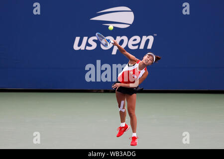 New York, USA. 23 Aug, 2019. Peng Shuai von China dient zur Nicole Gibbs der Vereinigten Staaten während einer dritten Runde Qualifikation an der 2019 US Open in New York, USA, 23.08.2019. Credit: Li Muzi/Xinhua/Alamy leben Nachrichten Stockfoto