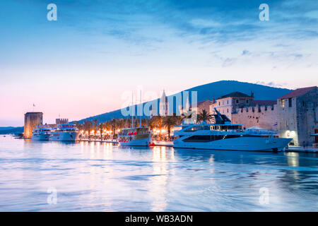 Trogir Hafen bei Dämmerung, Trogir, Kroatien, Europa Stockfoto