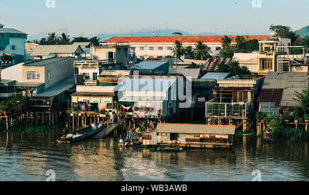 Chau Doc, Vietnam - Sep 3, 2017. Schwimmende Häuser am Mekong in Chau Doc, Vietnam. Chau Doc ist eine Stadt im Herzen des Mekong Delta, in Vietnam. Stockfoto