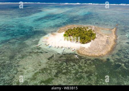 Touristen auf einer kleinen tropischen Insel entspannen. Guyam Insel Siargao, Philippinen. Marine mit einer schönen Insel. Stockfoto