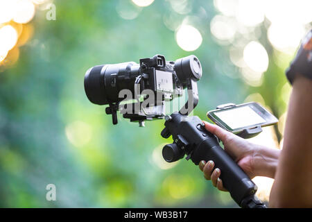 Ein Mädchen, dass eine Kamera auf einem Gimbal montiert. Stockfoto