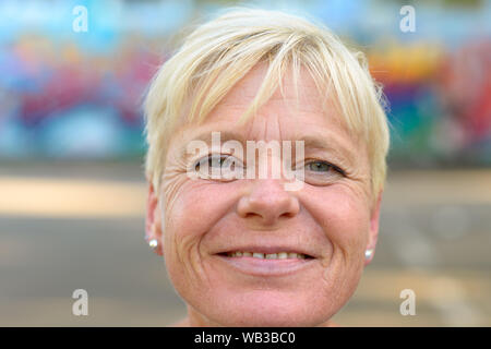 Close-up Portrait Of Happy senior Frau lächelnd während Kamera schaut mit ihren schönen blauen Augen Stockfoto