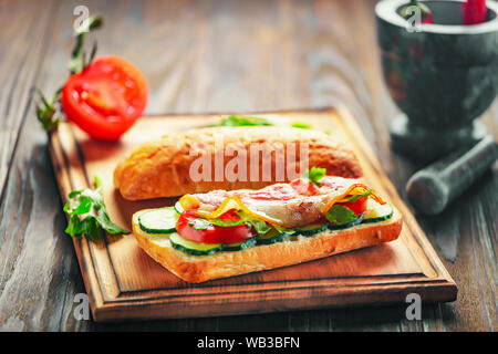 Starbucks, Essen, Speck, Fleisch, Speck, Rahm Sauce, Avocado, low Carb, Mahlzeit prep, London, Restaurants, Blumenkohl Brot, gesund Stockfoto