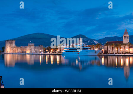 Trogir Hafen bei Dämmerung, Trogir, Kroatien, Europa Stockfoto