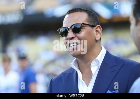 Los Angeles, Kalifornien, USA. 23. August 2019: Ehemaliges Yankee Alex Rodriguez Chats mit Freunden vor dem Spiel zwischen den New York Yankees und die Los Angeles Dodgers at Dodger Stadium Los Angeles, CA. (Foto von Peter Joneleit) Credit: Cal Sport Media/Alamy leben Nachrichten Stockfoto
