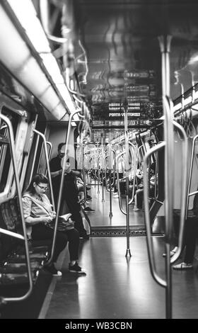 Stadt Sibiu, Rumänien - 07. Juli 2019. die Menschen in der Bukarester U-Bahn Stockfoto