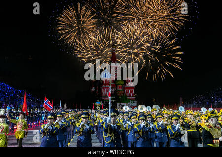 Moskau, Russland. 23 Aug, 2019. Feuerwerke sind während der Eröffnung Tag Der passkaya Turm' Internationales Militär Musik Festival in Moskau, Russland, am 12.08.23, 2019 gesehen. Die jährlichen Militär Musik Festival eröffnet am Freitag auf dem Roten Platz in Moskau, und läuft bis zum 1. September. Credit: Bai Xueqi/Xinhua/Alamy leben Nachrichten Stockfoto