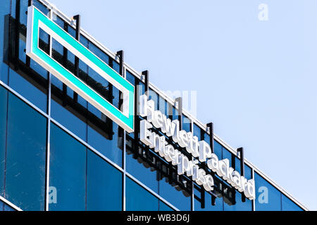 Feb 13, 2019 San Jose/CA/USA - Hewlett Packard Enterprise (HPE) Logo am neuen Hauptsitz des Unternehmens in Silicon Valley; HPE ist Stockfoto